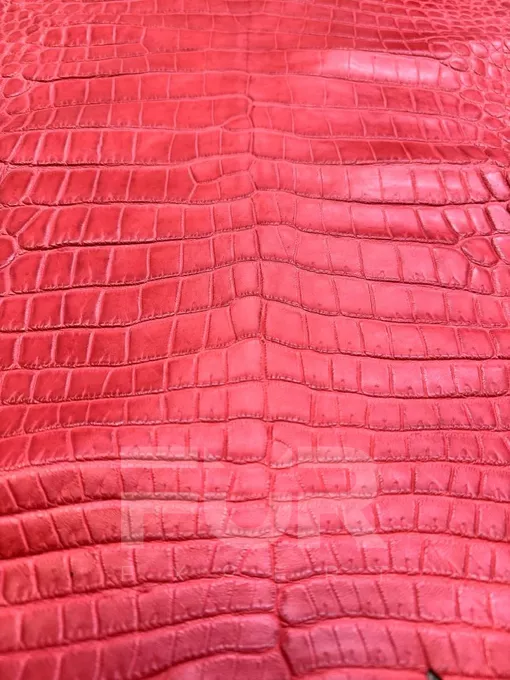 Кожа крокодила красная, артикул 1078/1, цена 1100 руб. FUR EXPERT