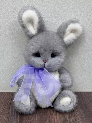 Мягкая игрушка из меха "Зайка сапфировый с бантом", артикул 2643, цена 9 500 руб. FUR EXPERT